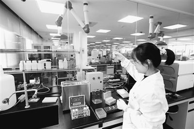 中國科大生命科學(xué)實(shí)驗(yàn)中心的技術(shù)人員在科學(xué)儀器前做測試分析。
