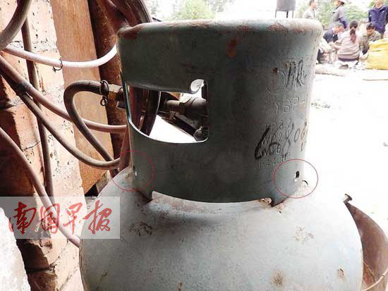如果市民換裝的鋼瓶護(hù)罩上出現(xiàn)類似小孔（紅色圓圈處），很可能就是翻新后的“螺絲瓶”，應(yīng)立即停用。