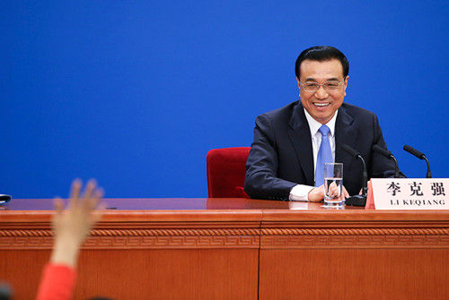 2015年3月15日，李克強(qiáng)總理在北京人民大會(huì)堂與中外記者見(jiàn)面，并回答記者提問(wèn)時(shí)說(shuō)：“大眾創(chuàng)業(yè)、萬(wàn)眾創(chuàng)新，實(shí)際上是一個(gè)改革?！? height=