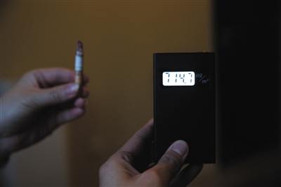 點(diǎn)燃一支煙后，PM2.5升至714.7ug/m3。新京報(bào)記者 薛珺 攝